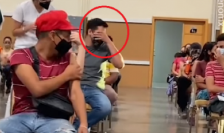 Nga frika e madhe, burri fillon të bërtas ende pa u vaksinuar, shpërthejnë të qeshura