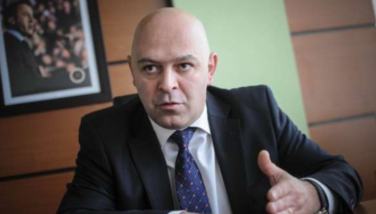 Ardian Gjini shkarkon dy drejtorët që i dolën kundërkandidatë