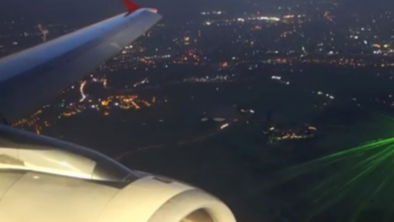 Publikohen pamjet kur sulmohen me laser aeroplanët në Aeroportin e Prishtinës