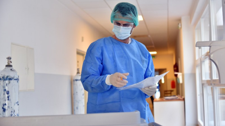 Vazhdon gjendja e rëndë brenda Klinikës Infektive, 99% e pacientëve me variantin Delta