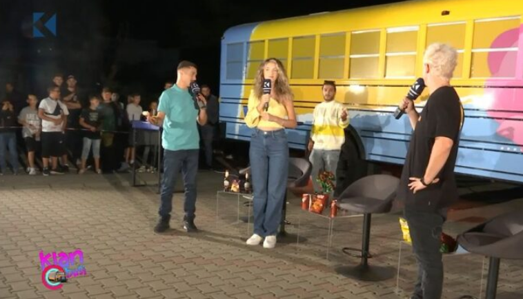 Klan Kosova ndërpret emisionin që po transmetohej ‘live’ nga Drenasi, në drejtim të gazetarëve hidheshin gjësende