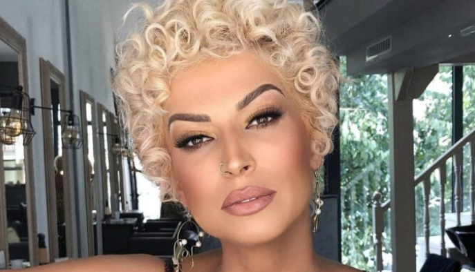 Aktorja kosovare i drejtohet atyre që gjykojnë gratë: Vishemi shkurt, shajmë e pijmë alkool se na pëlqen