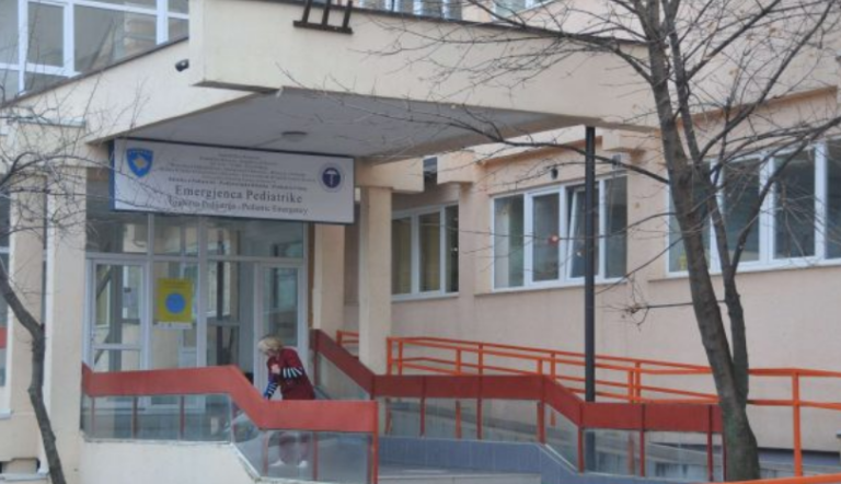 Tre fëmijë me Covid-19 të shtrirë në Pediatri, njëri me oksigjeno-terapi