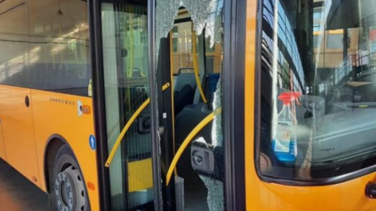 Nuk u lejua të futej brenda pa maskë, qytetari thyen xhamin e autobusit të Trafikut Urban