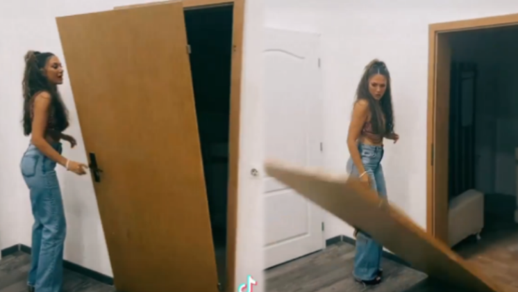 Elvana Gjatës i ndodh një incident para koncertit, për pak sa nuk i bie dera në kokë