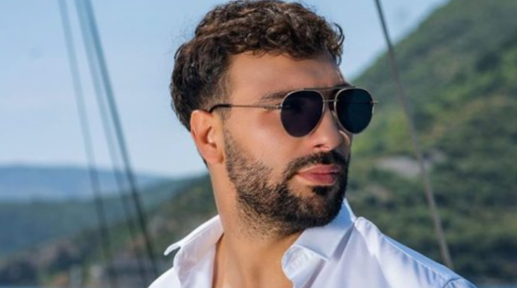 Fansja i hedh të brendshmet Ledri Vulës në skenë, ja çfarë bën ai