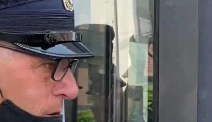 Polici qau teksa protestohej në Ferizaj për vrasjen e 18 vjeçares