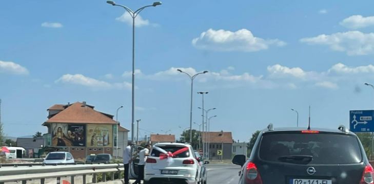 Aksidentohet vetura e “nuses” në magjistralen Mitrovicë-Prishtinë (Pamje)