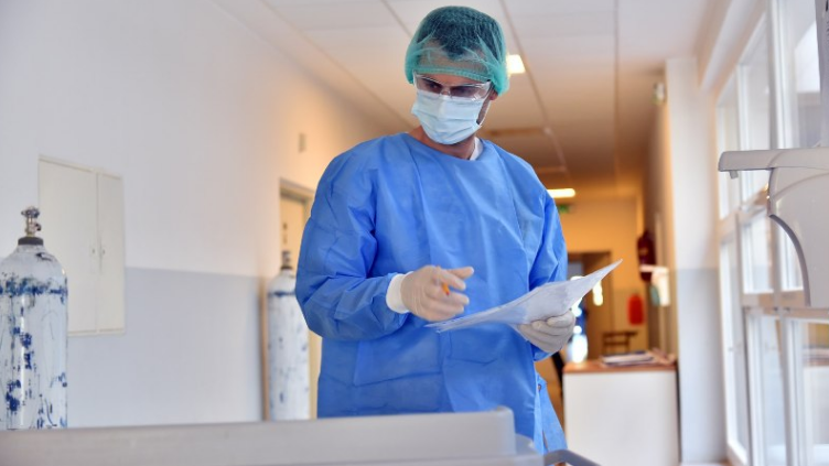 Një infermier për njëzet pacient me Covid-19