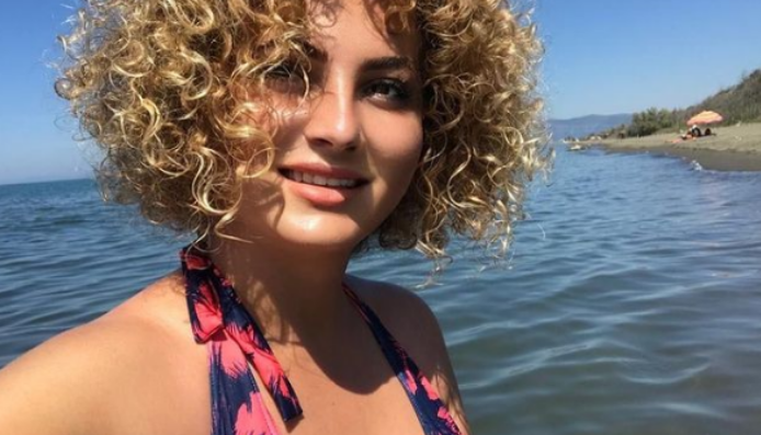 Larg politikës, Donika Kadaj-Bujupi vjen me një ndryshim në pamje