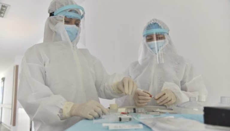 Stafi i Klinikës Infektive refuzon shtesat prej 60 eurove të ndara nga Qeveria: S’kemi nevojë për lëmoshë