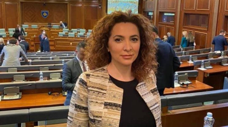 Deputetja e AAK’së edhe një hap “larg” partisë së Haradinajt, publikon foto me VV’në