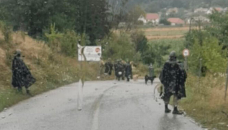 Xhandarët serbë vazhdojnë të hyjnë në Karaçevë, banorët i kërkojnë ndihmë Kurtit e Osmanit