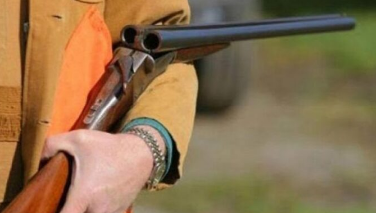 Babai në Suharekë e kërcënon djalin me pushkë gjuetie pas një mosmarrëveshje