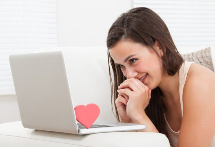Si ta gjeni dashurinë në internet? Ndiqni këto rregulla dhe do të keni sukses