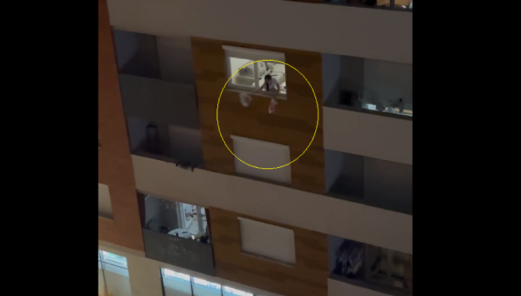 Qytetarja i hedhë mbeturinat nga kati i 4-të i banesës