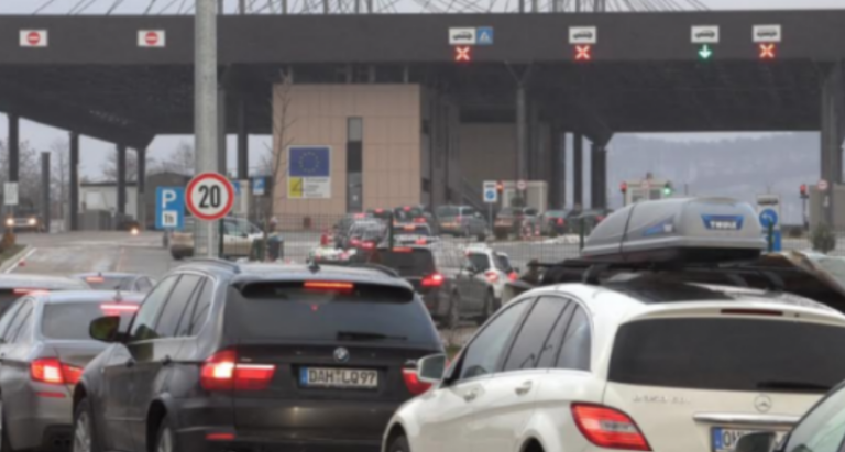 Vazhdojnë pritjet e gjata në Merdare, mërgimtarët po presin nga dy orë për ta lëshuar Kosovën