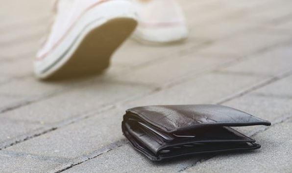 E gjeti kuletën në rrugë dhe e mori për vete, policia e arreston 42 vjeçarin