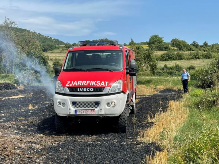 Digjen stalla, pyje, shtëpi e intervistohen disa persona, policia jep detaje për situatën me zjarre