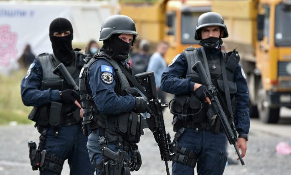 Ky është kushti i Serbisë për t’i hequr barrikadat nga veriu i Kosovës