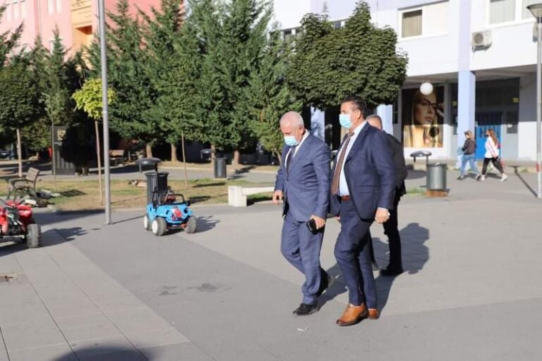 Ministri Sveçla shkon në Mitrovicë, takon kryetarin e Mitrovicës, Agim Bahtirin