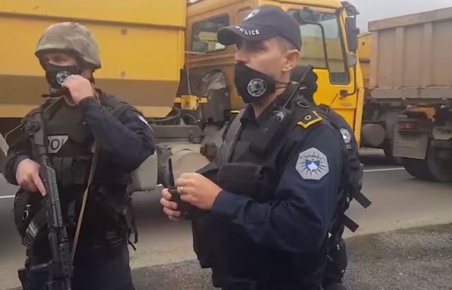 Polici kosovar serbëve që bllokuan rrugën: Mos na merrni shumë kohë, lirone rrugën ose mbrapa ose para