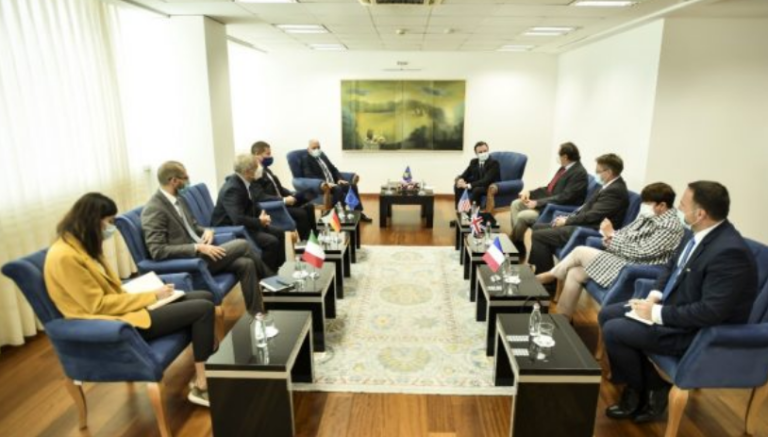 Kurti-QUINT-it: Ose do t’i mbajmë aso lloj targash të dyja shtetet, ose le t’i heqim ato edhe Kosova edhe Serbia