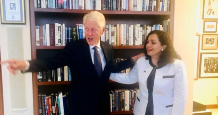 Vjosa Osmani takohet me Bill Clintonin: Kosova është e bekuar me miqtë më besnikë