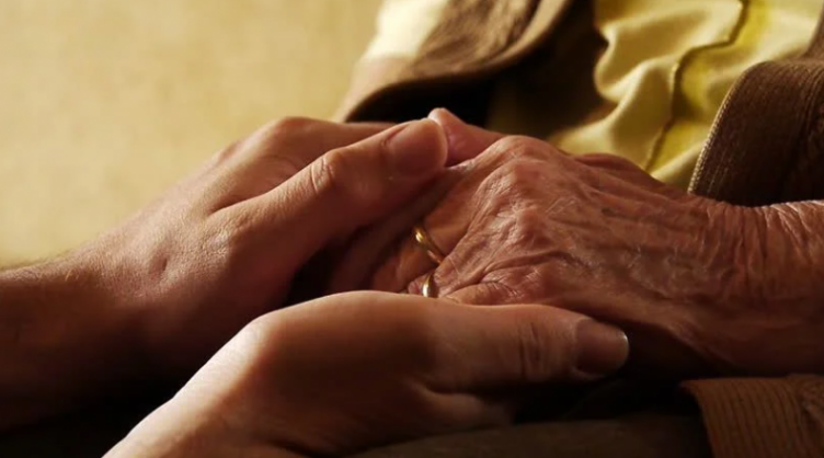 69 vjeçarja nga Zvicra martohet me të riun nga Kosova, kishte pasur edhe 5 martesa tjera