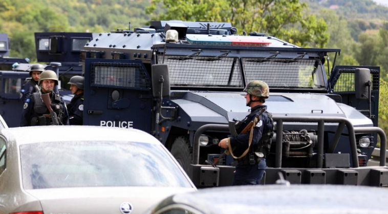 ‘Automjetet e blinduara serbe po përdorin rrugë ilegale për t’iu afruar territorit të Kosovës’