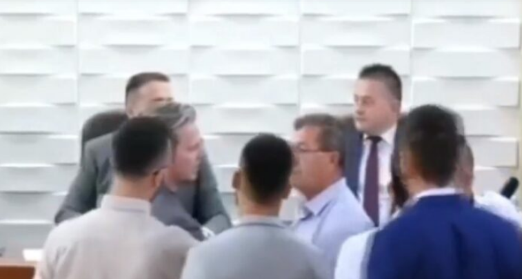 Tensione në Kuvendin e Preshevës: Gjuajtje me ujë, fyerje dhe shkulje mikrofonash