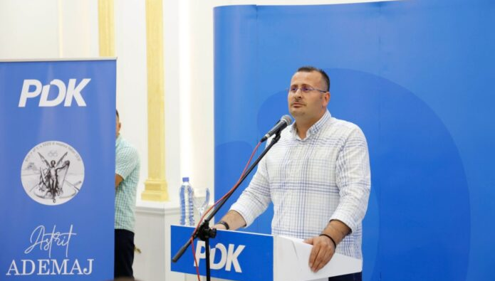 Kandidati i PDK’së për Pejën, Astrit Ademaj dhe vëllau i tij dyshohet se janë qëlluar para derës së shtëpisë