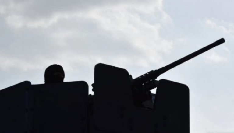 “Ai snajper do të jetë i yni”, serbët vendosin pankartë në Leposaviq