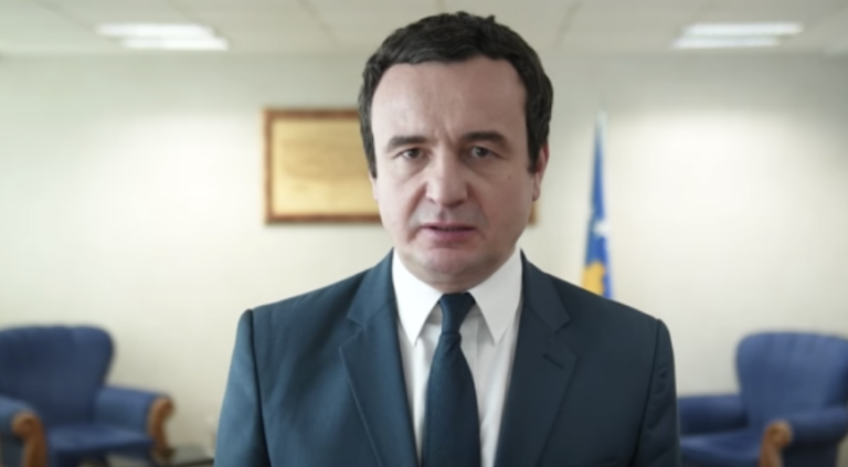 Kurti u drejtohet serbëve që kanë bllokuar rrugët në veri