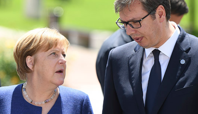 Merkel i kërkon Vuçiqit ta njohë Kosovën: Shpresoj se do të kemi përparim
