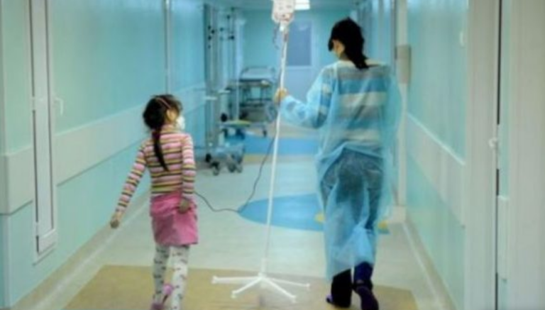 Tre fëmijë me COVID-19 po trajtohen në Pediatri, një 2-vjeçar në gjendje të rëndë