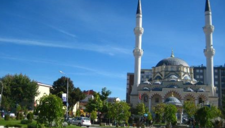 Në gjendje të rëndë, hoxha nga Mitrovica dërgohet në Turqi pas infektimit me COVID-19