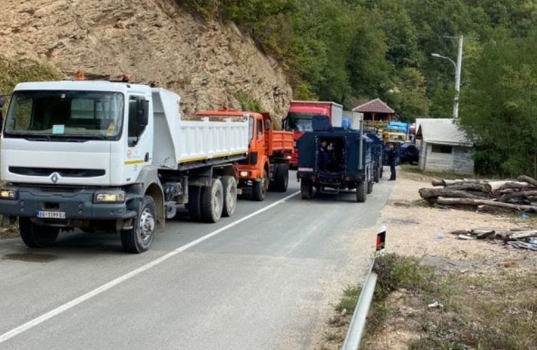 ​Serbët bllokojnë rrugën Zubin Potok-Bërnjak, disa vetura kthehen në Serbi