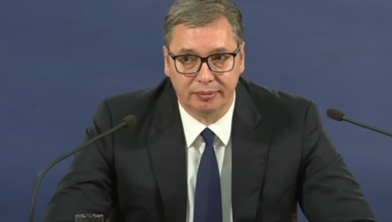 Vuçiq e dramatizon situatën në Veri pas reciprocitetit të targave: Janë të vendosur snajperistë në disa vende