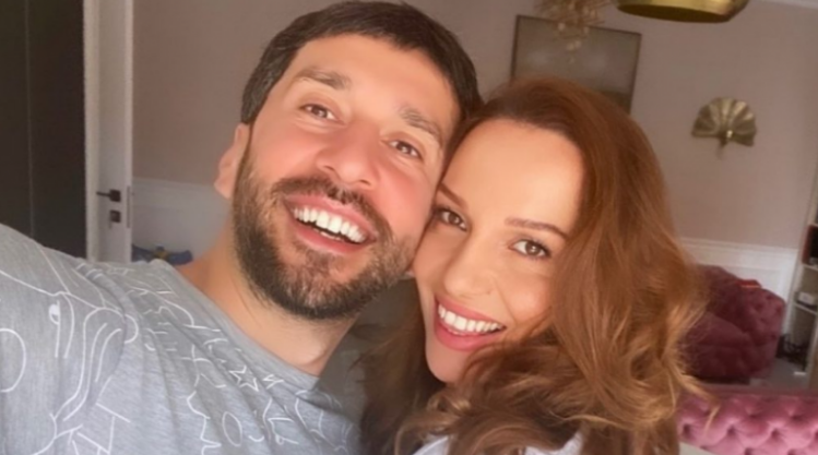 ‘Adonisit i thashë ik prej meje’: Teuta Krasniqi rrëfen fillimin e lidhjes me bashkëshortin