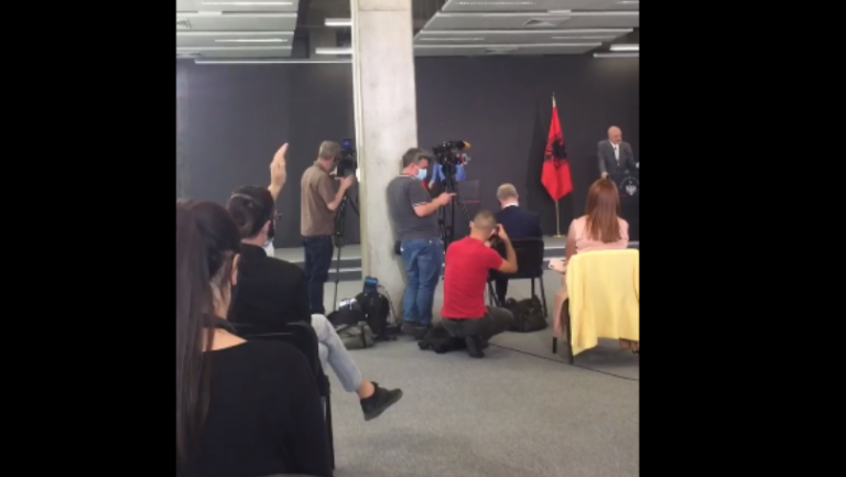 Federata Evropiane e Gazetarëve i reagon Ramës pasi nuk i lejoi gazetarët e Kosovës t’i bënin pyetje Merkelit