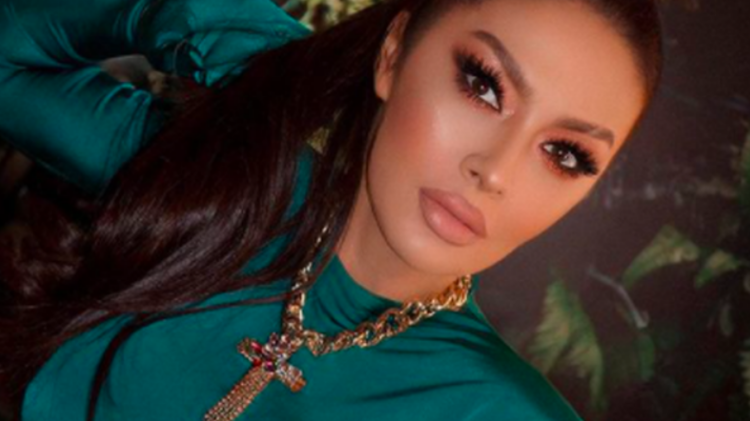 Adelina Ismaili sjell foto ku duke tejet elegante