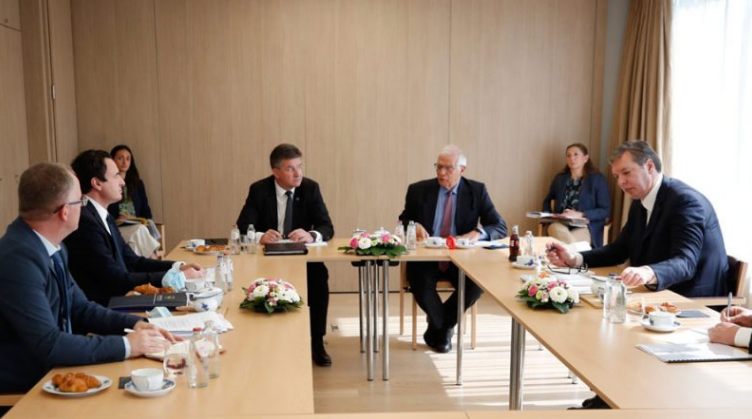 Media serbe: Vuçiq negocioi me Kosovën përmes një ndërmjetësi për ‘reciprocitetin e targave’ sot, nuk u pajtuan