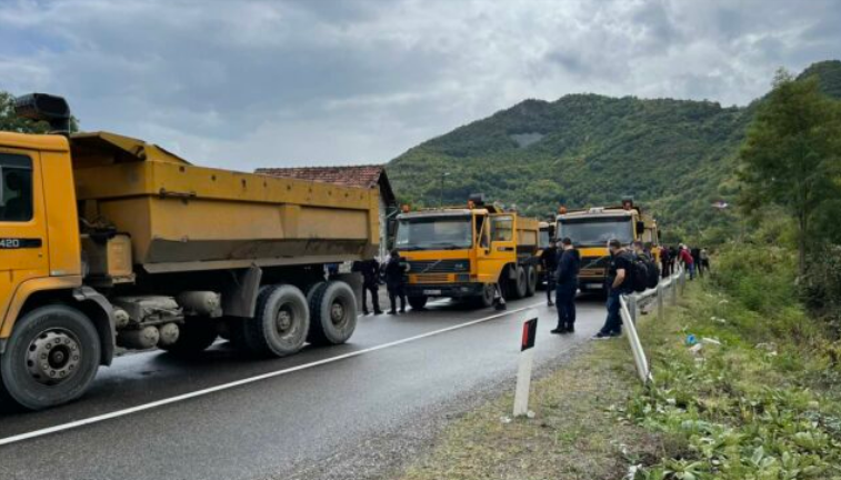 Largohet kamioni i parë nga barrikada në Bërnjak