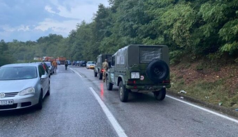 ​Pjesëtarët e KFOR-it vëzhgojnë nga afër gjendjen në veri