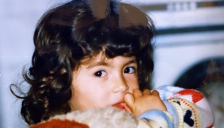 Vogëlushja në foto, sot një nga këngëtaret më të përfolura të estradës