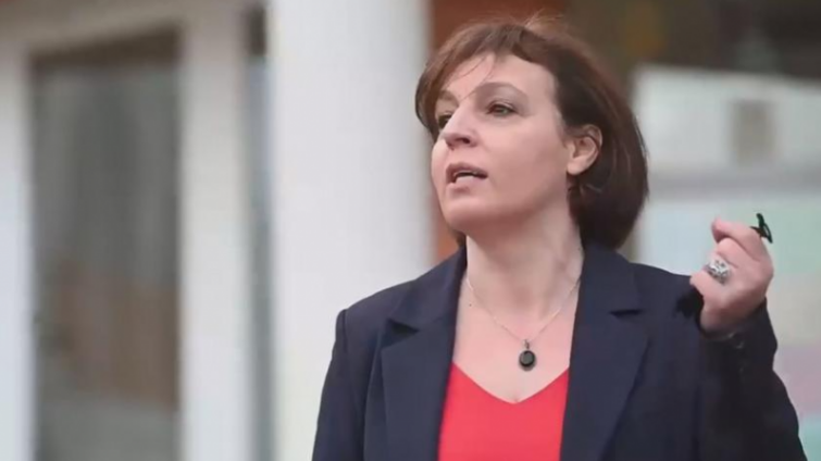 Ministrja Gërvalla ia huq prapë: Ngatërron flamujt e dy shteteve