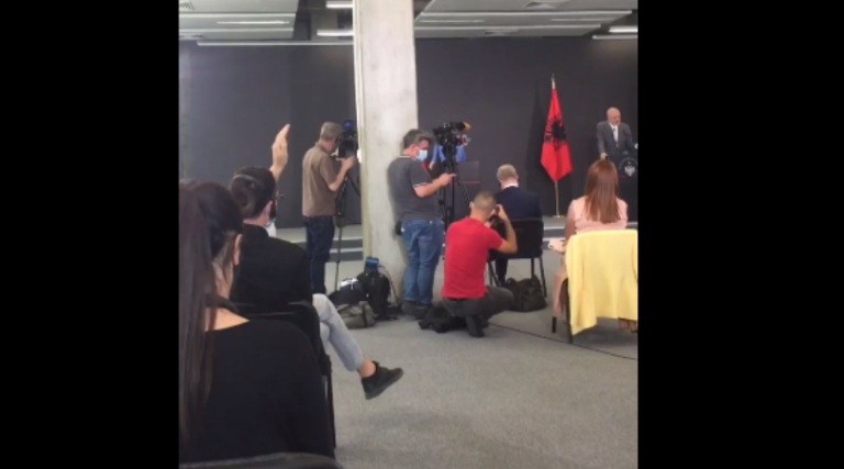 Rama s’i lejon gazetarët nga Kosova që t’i bëjnë pyetje Merkelit