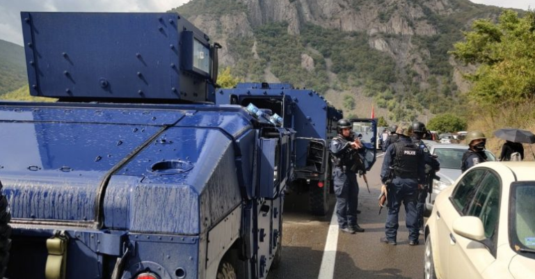 ​Sveçla fton serbët mos ta bllokojnë rrugën: Vendimi për targat është legjitim