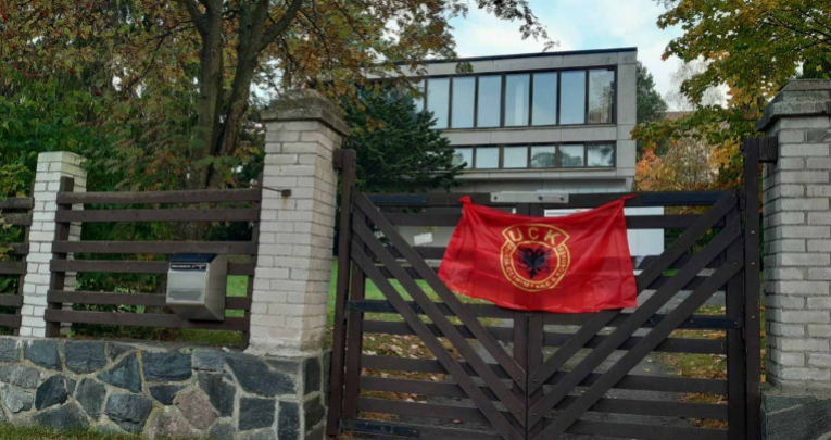 Flamuri UÇK –së vendoset në portën e oborrit të Ambasadës Serbe në Finlandë